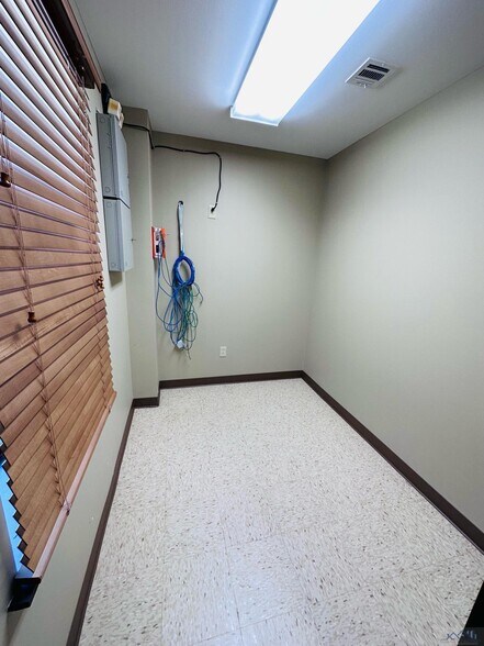 More Photos Of 188 Technology Ln, Gray Warehouse For Lease