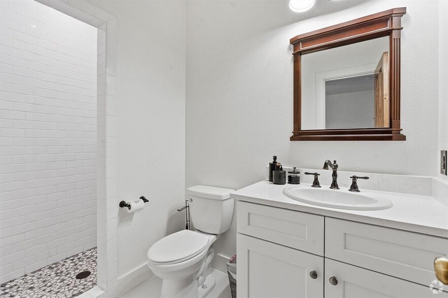 More Photos Of 1006 Frost Ave, Driftwood Loft Creative Space For Sale