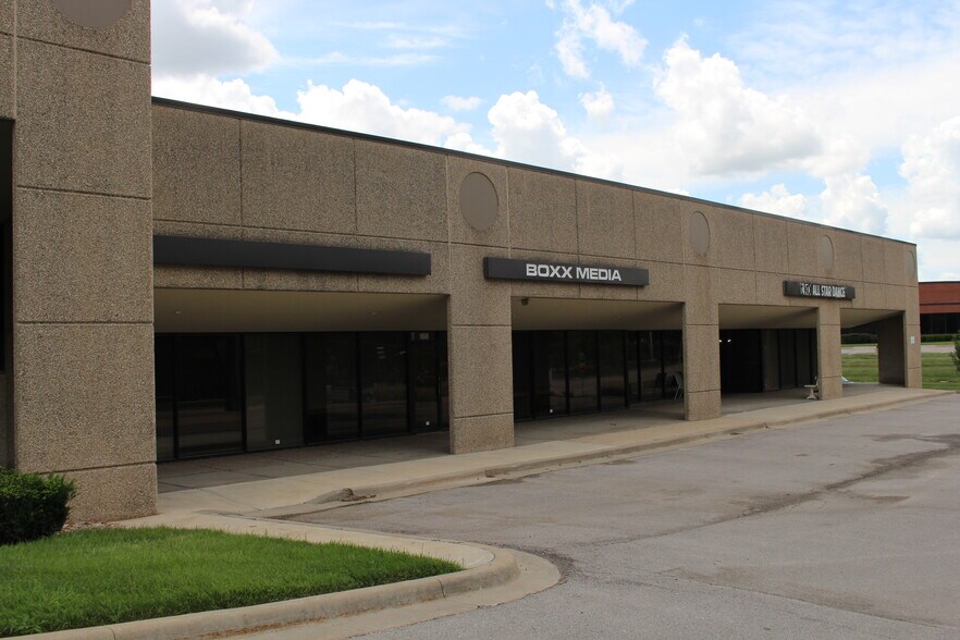 More Photos Of 14631-14651 W 95th St, Lenexa Light Distribution For Lease