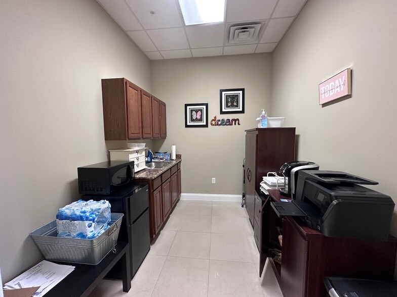 More Photos Of 8810 Commodity Cir, Orlando Showroom For Lease