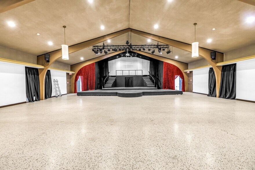 More Photos Of 2632 54th St S, Gulfport Specialty For Lease