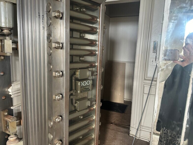 More Photos Of 49 E Main St, Amsterdam Office For Sale