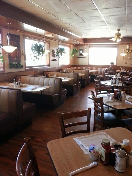 More Photos Of 704 Janette Dr, Vandalia Restaurant For Lease