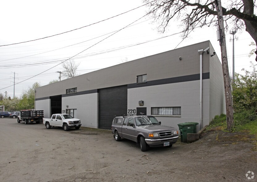 More Photos Of 2312-2330 SE Clatsop St, Portland Warehouse For Lease