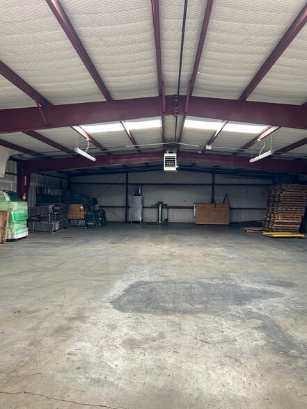More Photos Of 440 N Broadway St, Joshua Manufacturing For Lease