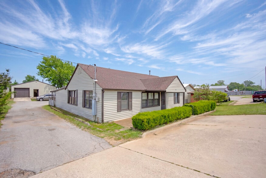 More Photos Of 2127 SE 44th St, Oklahoma City Service For Sale