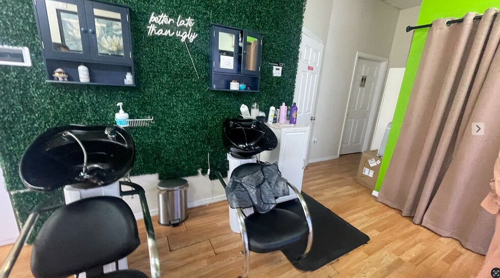 More Photos Of 1720 N Goldenrod Rd, Orlando Showroom For Lease