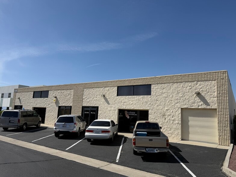 More Photos Of 15400 Tamarack Dr, Victorville Warehouse For Lease