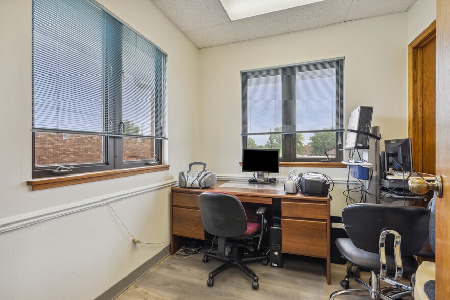 More Photos Of 305 E San Marnan Dr, Waterloo Medical For Sale