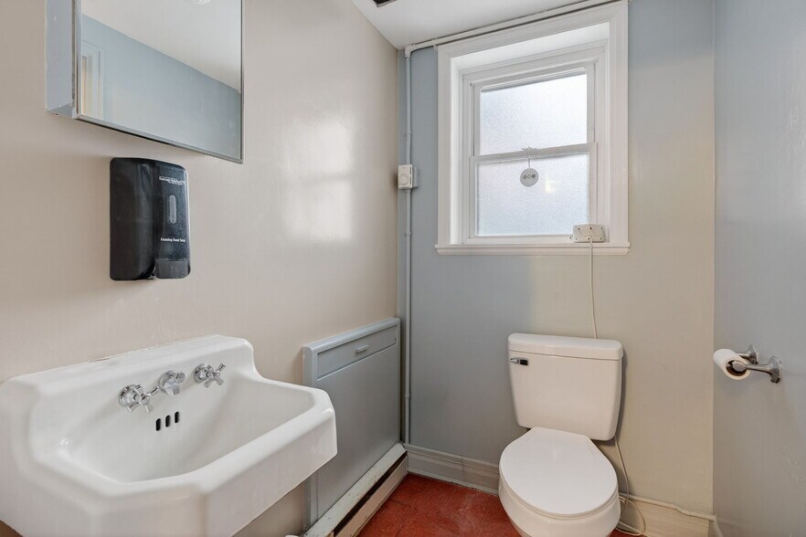 More Photos Of 111 Maiden Ln, Kingston Medical For Sale