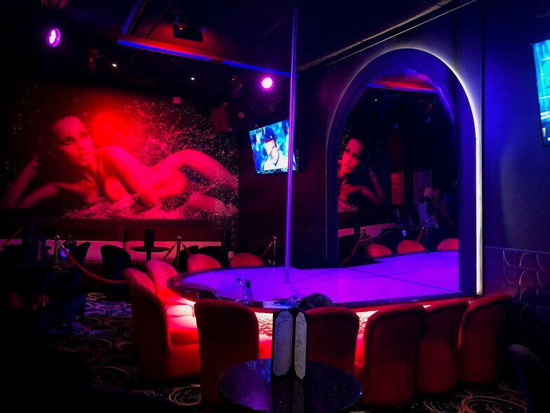 More Photos Of 144 E Juneau Ave, Milwaukee Storefront For Sale