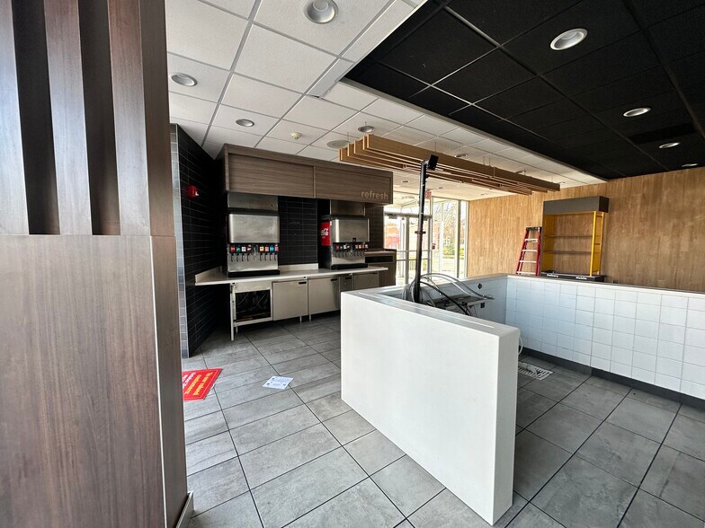 More Photos Of 3850 Veterans Memorial Hwy, Bohemia Fast Food For Lease