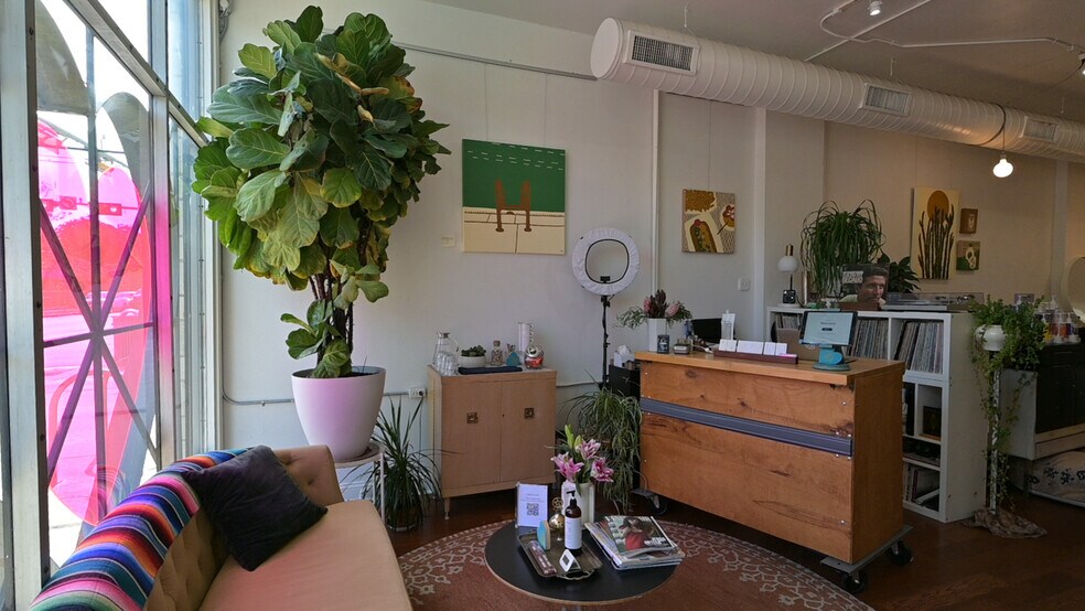 More Photos Of 911 E Cesar Chavez St, Austin Storefront For Lease