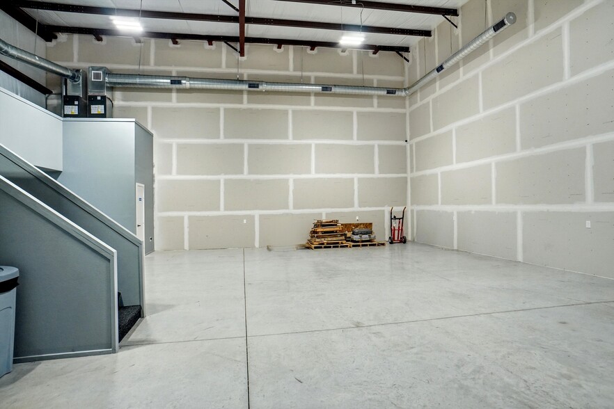 More Photos Of 13053 Harmon Rd, Fort Worth Warehouse For Sale