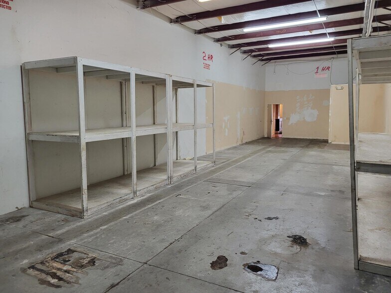 More Photos Of 1076 Business Ln, Naples Showroom For Sale