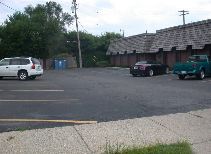 More Photos Of 18601 Mack Ave, Detroit Medical For Lease