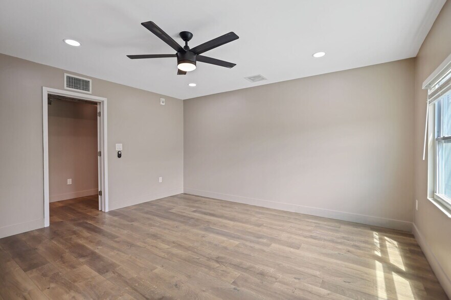More Photos Of 10830 Navajo Dr, Saint Petersburg Showroom For Sale