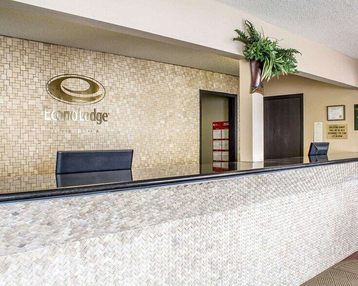 More Photos Of 2600 SE 16th St, Ames Hotel For Sale