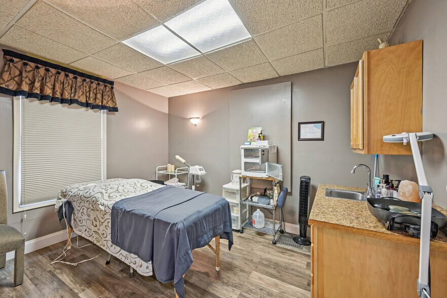 More Photos Of 56 N Franklin St, Delaware Freestanding For Sale