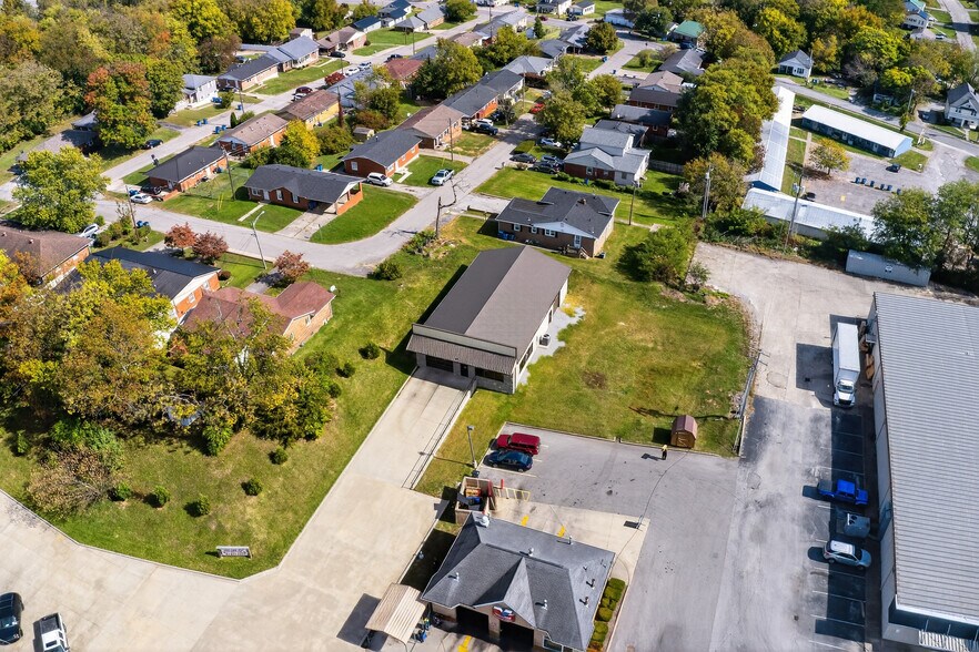 More Photos Of 784 S 4th St, Danville Showroom For Sale