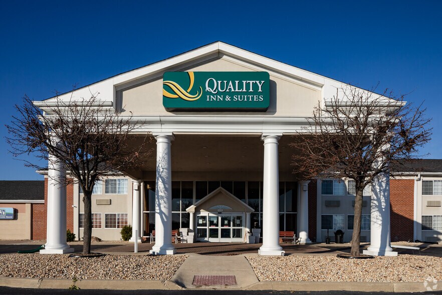 More Photos Of 1600 E Main St, St Charles Hotel For Lease