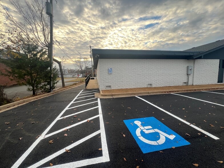 More Photos Of 5901 Lakeside Ave, Richmond Office For Lease