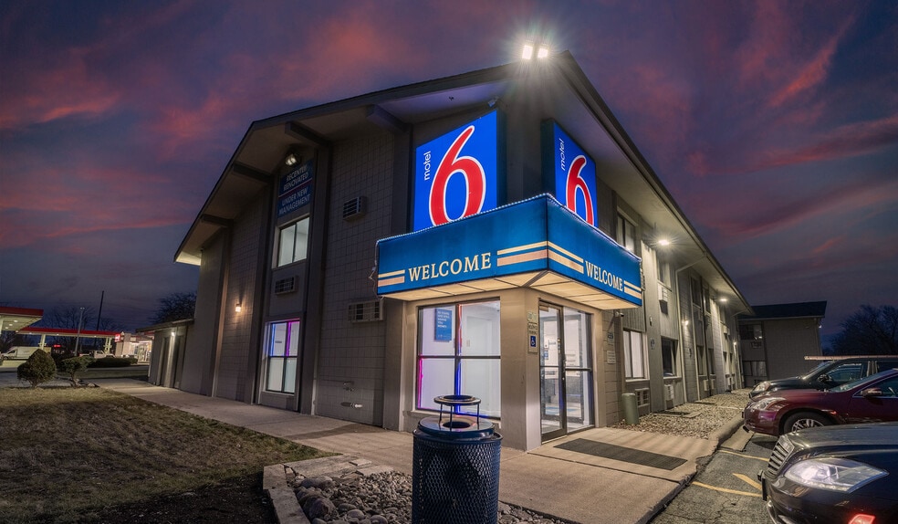 More Photos Of 1600 N Main St, Normal Hotel For Sale