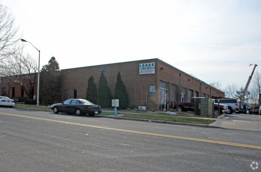More Photos Of 7920-7934 Queenair Dr, Gaithersburg Warehouse For Lease