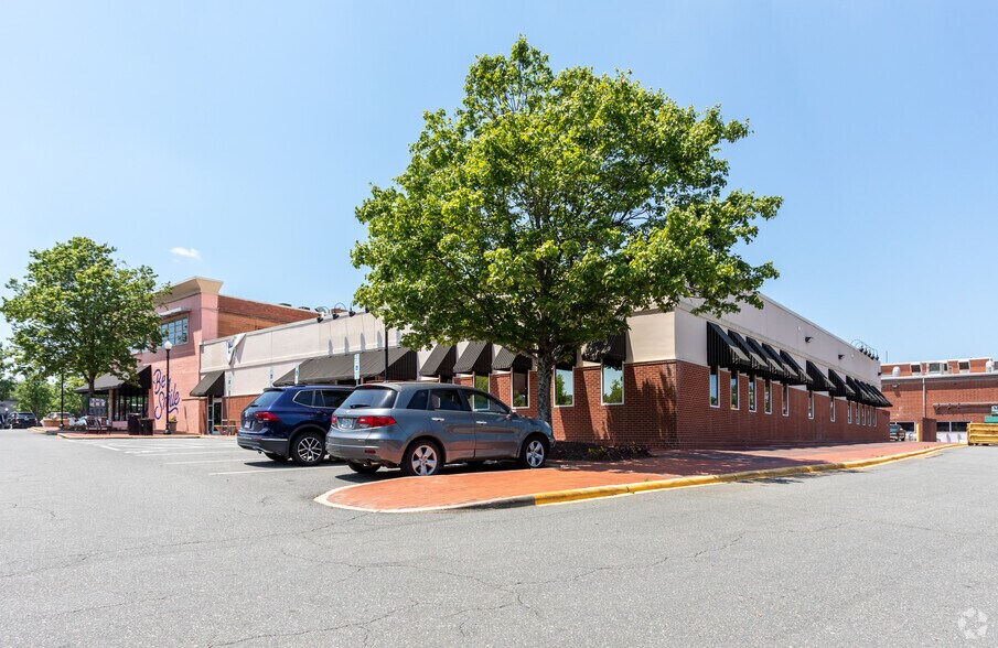 More Photos Of Smallwood and Woodburn in Village District Shoppin, Raleigh Hotel For Lease