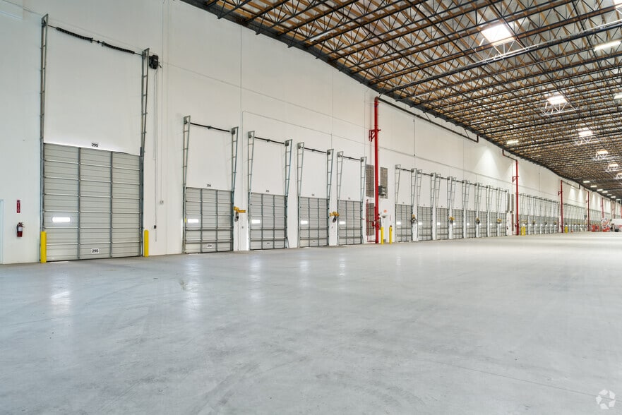 More Photos Of 8130 Caliente Rd, Hesperia Distribution For Lease