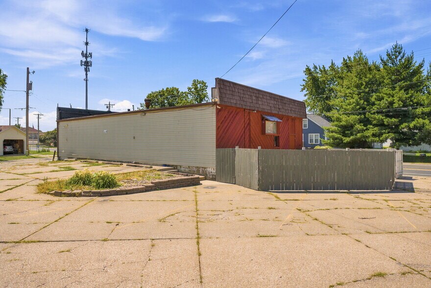 More Photos Of 2025 Hickory Grove Rd, Davenport Bar For Sale