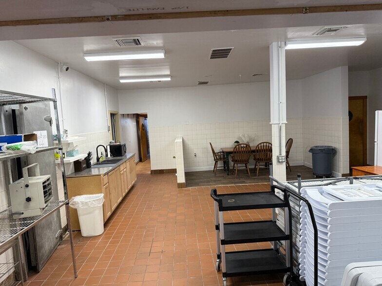 More Photos Of 109 E B St, Cedar Creek Freestanding For Sale