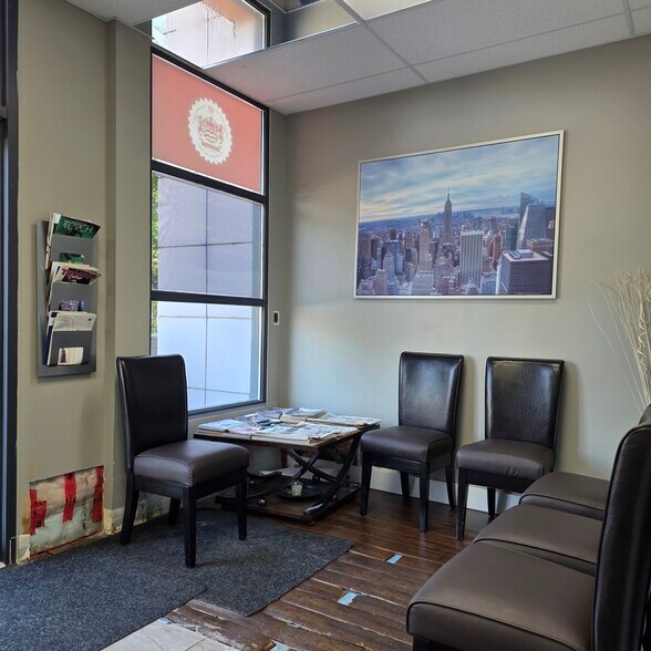 More Photos Of 7110 120th St, Surrey Storefront Retail Office For Lease