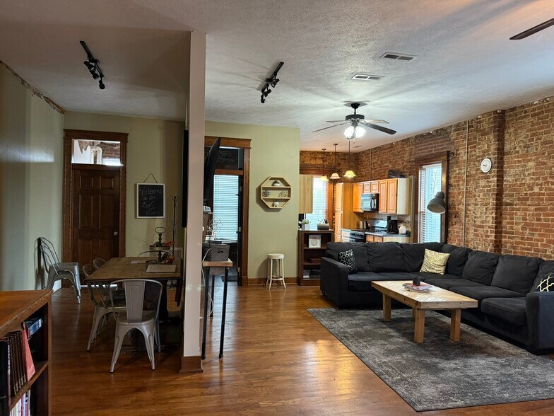 More Photos Of 207 W Main St, Ash Grove General Retail For Sale