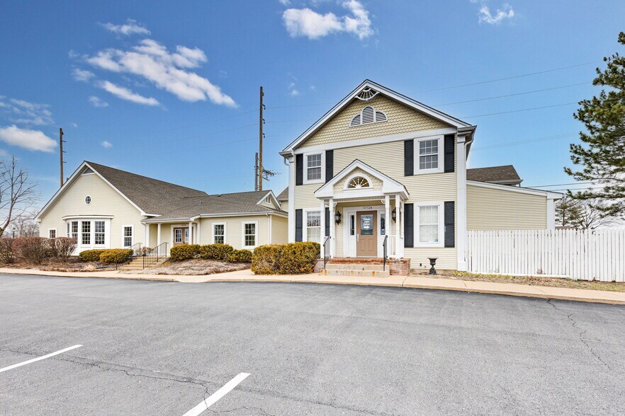 More Photos Of 16962 Manchester Rd, Grover Office For Lease