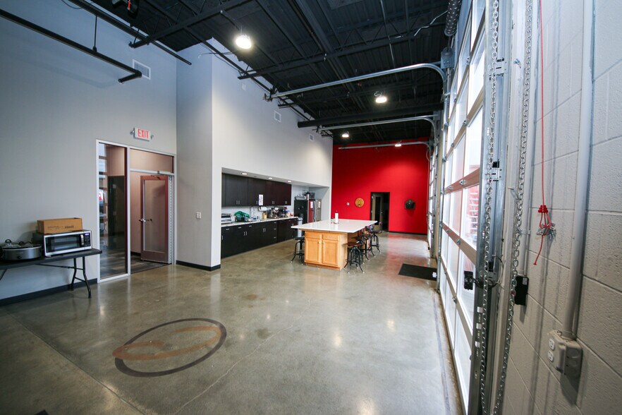 More Photos Of 7707 National Tpke, Louisville Light Distribution For Lease