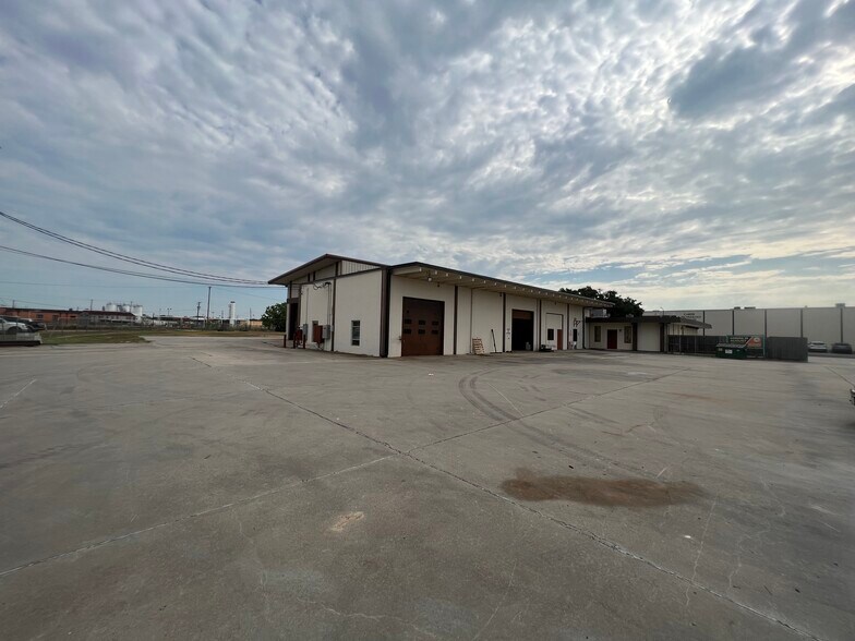 More Photos Of 205 Profit Dr, Victoria Showroom For Sale