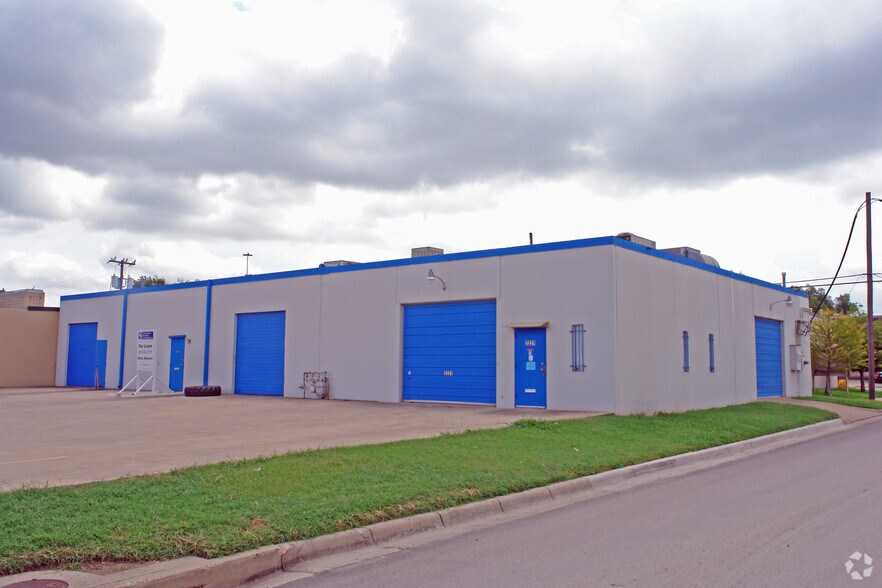 Primary Photo Of 2213-2221 W Broadway St, Fort Worth Flex For Lease