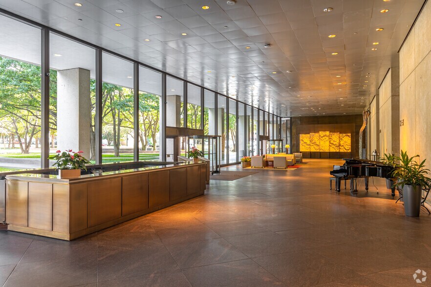 More Photos Of 801 Cherry St, Fort Worth Office For Lease