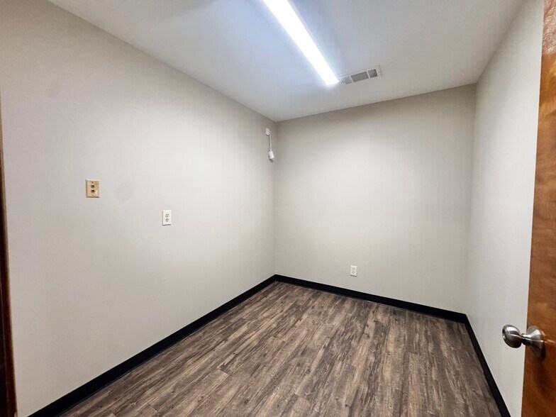 More Photos Of 9215 Thomasville Dr, Houston Warehouse For Lease