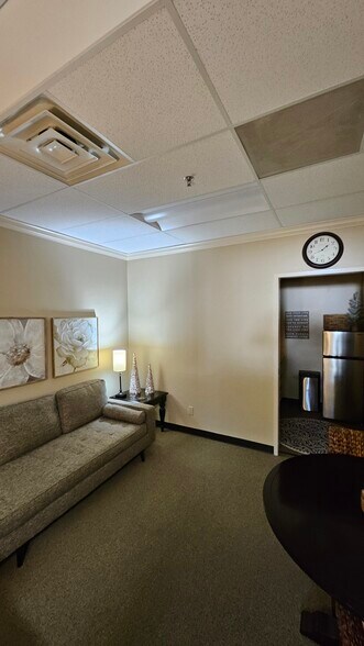 More Photos Of 211 E Parkwood Ave, Friendswood Office For Sale