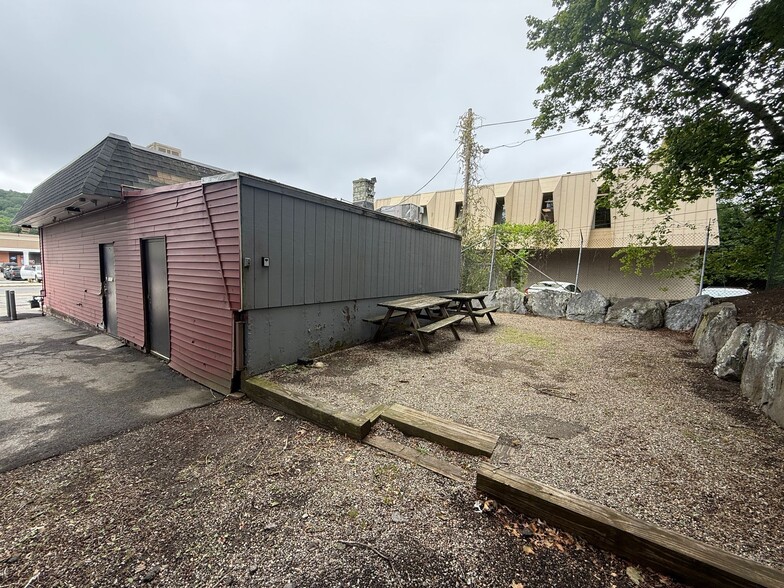 More Photos Of 643 Chandler St, Worcester Restaurant For Lease