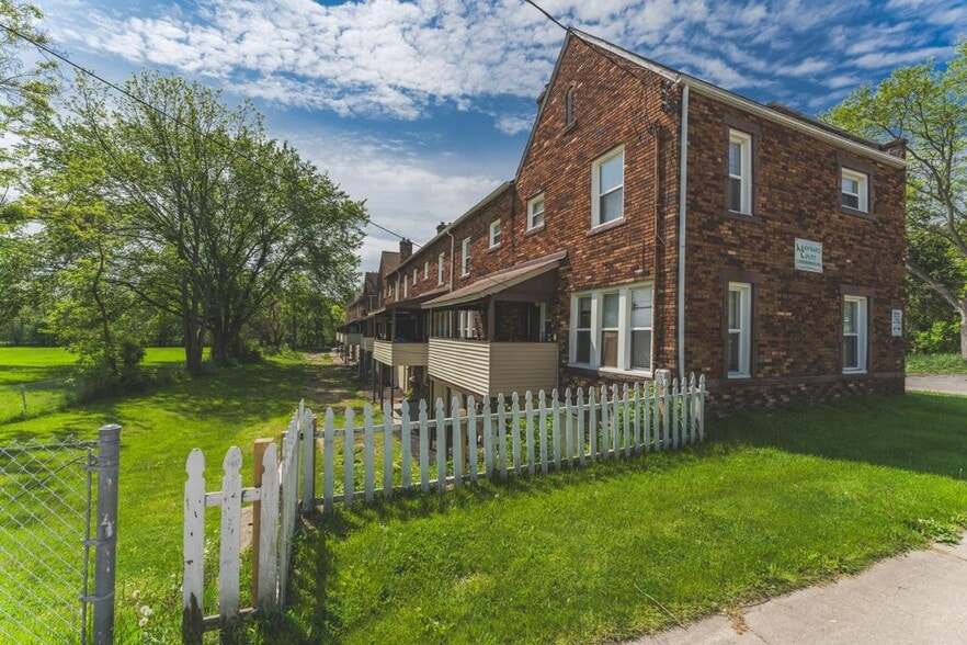 More Photos Of 25 Maynard Ct, Pontiac Apartments For Sale