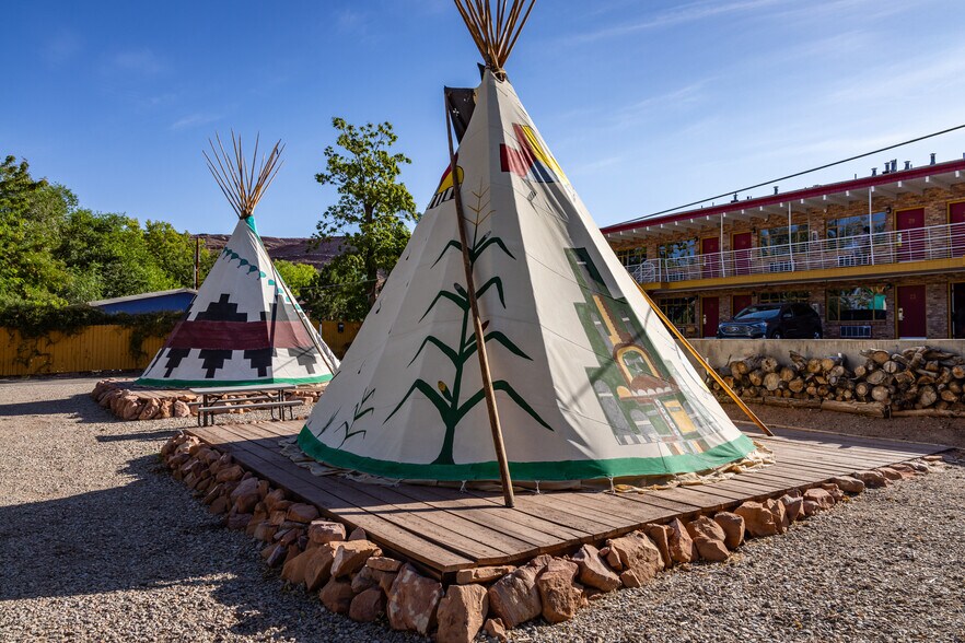 More Photos Of 166 S 400 E, Moab Hotel For Sale