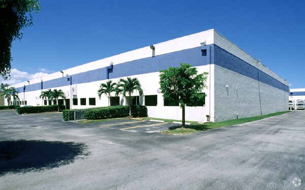 More Photos Of 2011-2031 NW 89th Pl, Miami Showroom For Lease