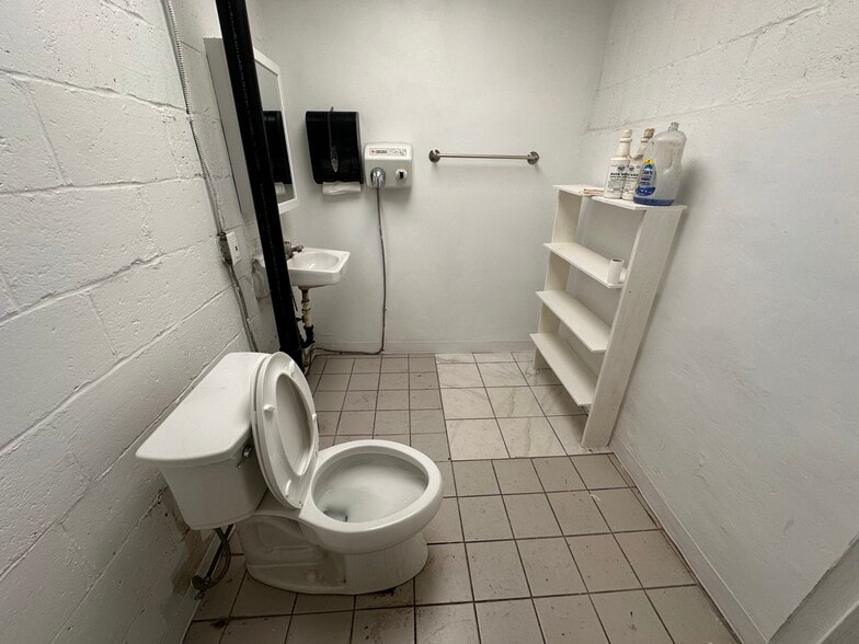 More Photos Of 3014 Penn Ave, Pittsburgh Auto Repair For Lease