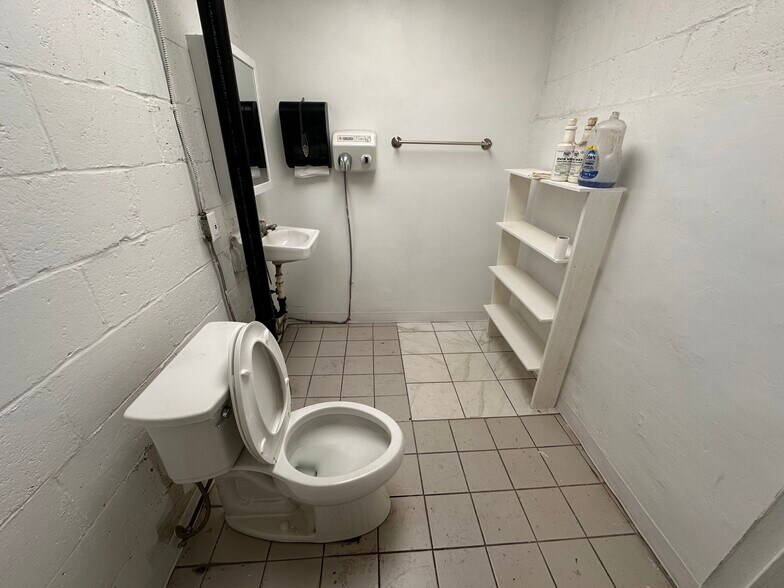 More Photos Of 3014 Penn Ave, Pittsburgh Auto Repair For Lease