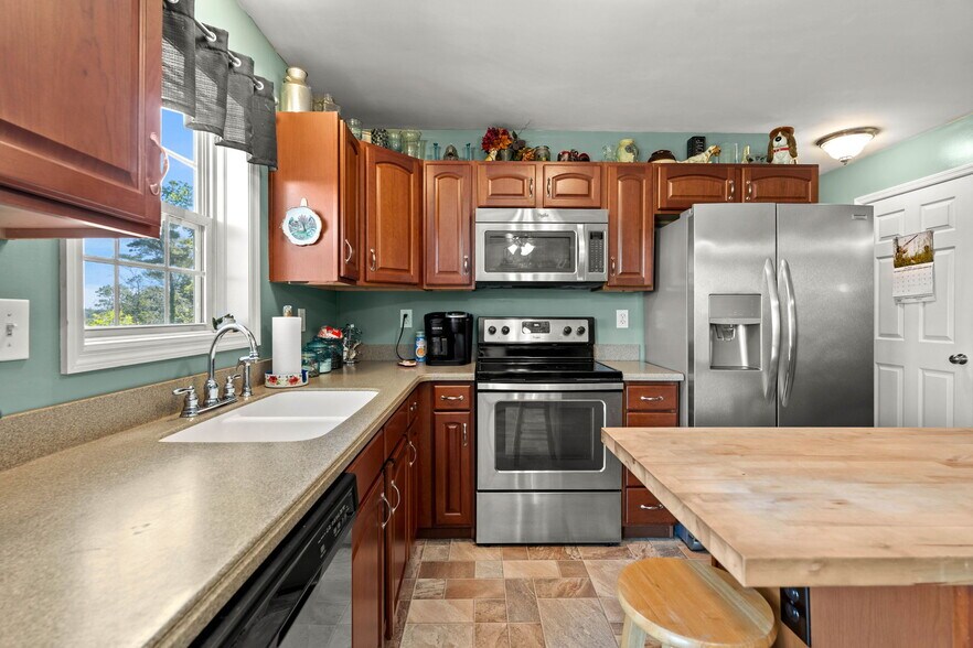 More Photos Of 25 Beacon St, Amesbury Showroom For Sale