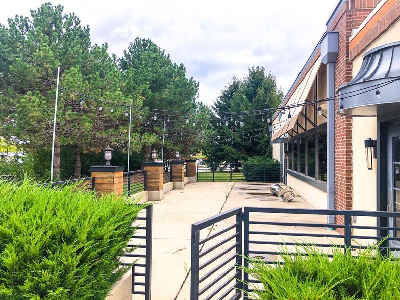 More Photos Of 649 Lake Cook Rd, Deerfield Restaurant For Lease