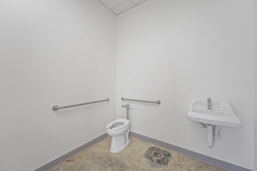 More Photos Of 2050 Commerce Dr, Rosenberg Warehouse For Sale